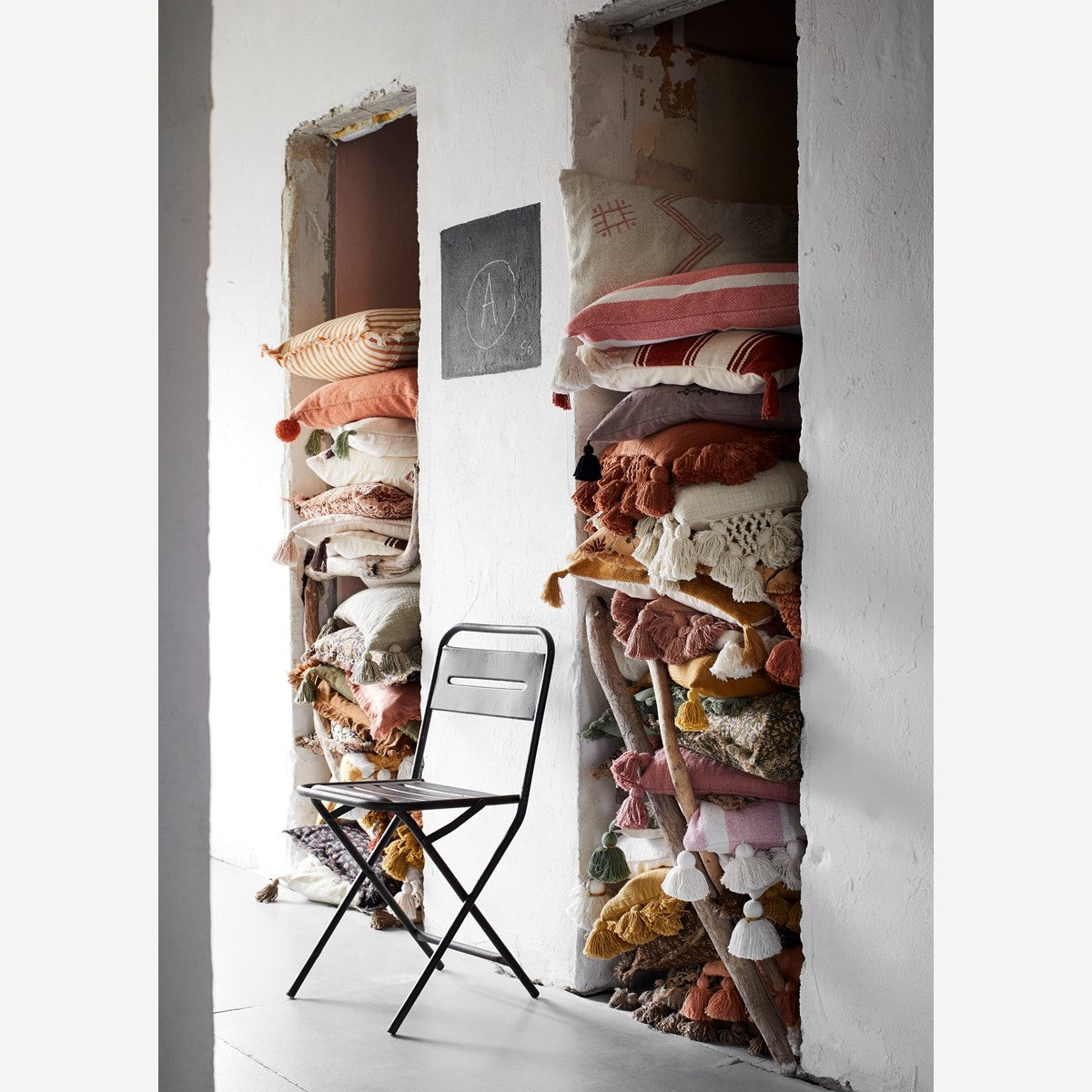 Coussin rectangulaire à pompons - rayé corail — Madam Stoltz , Lyon