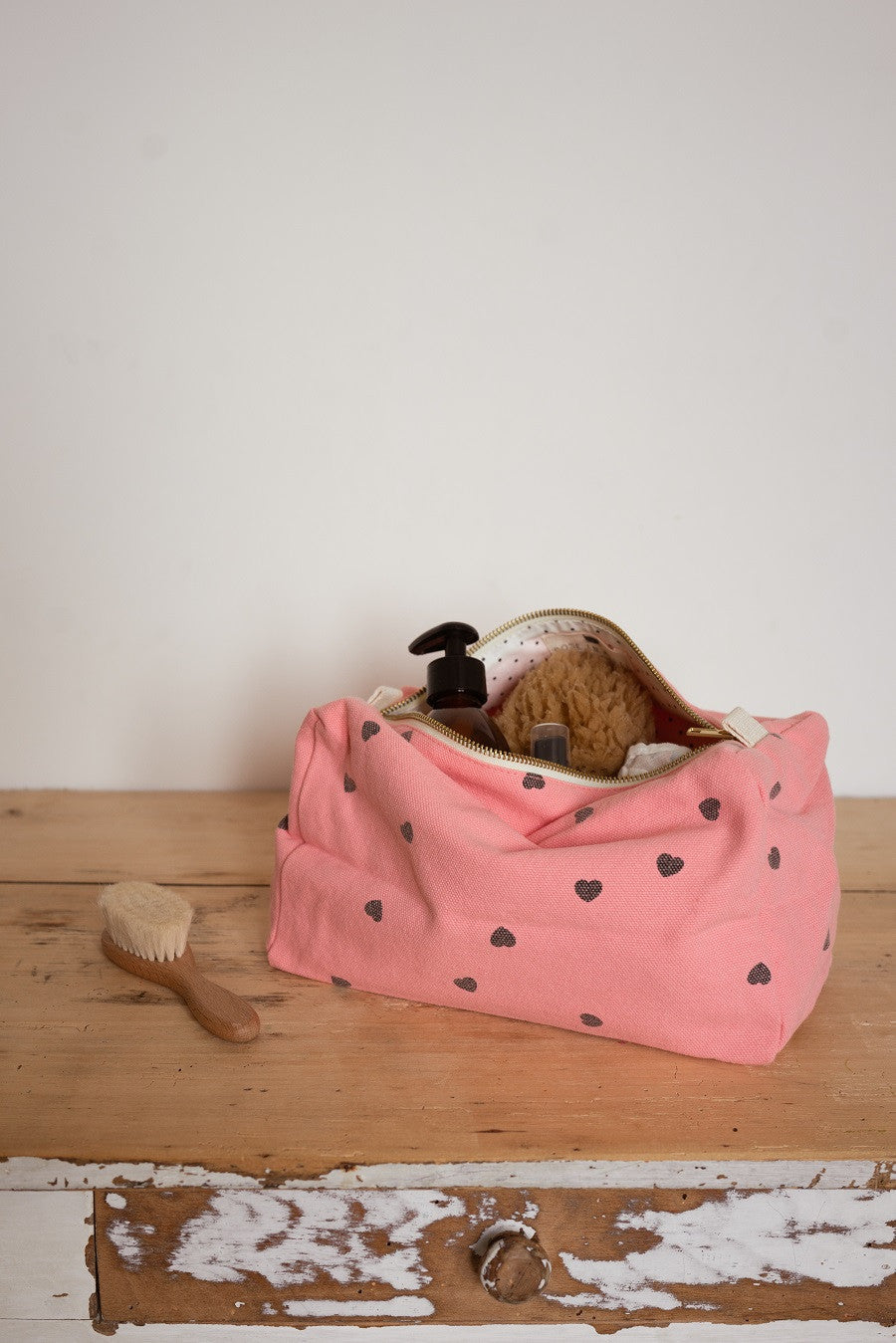 Trousse de toilette imprimé coeurs noirs - strawberry — Rose in April , Lyon