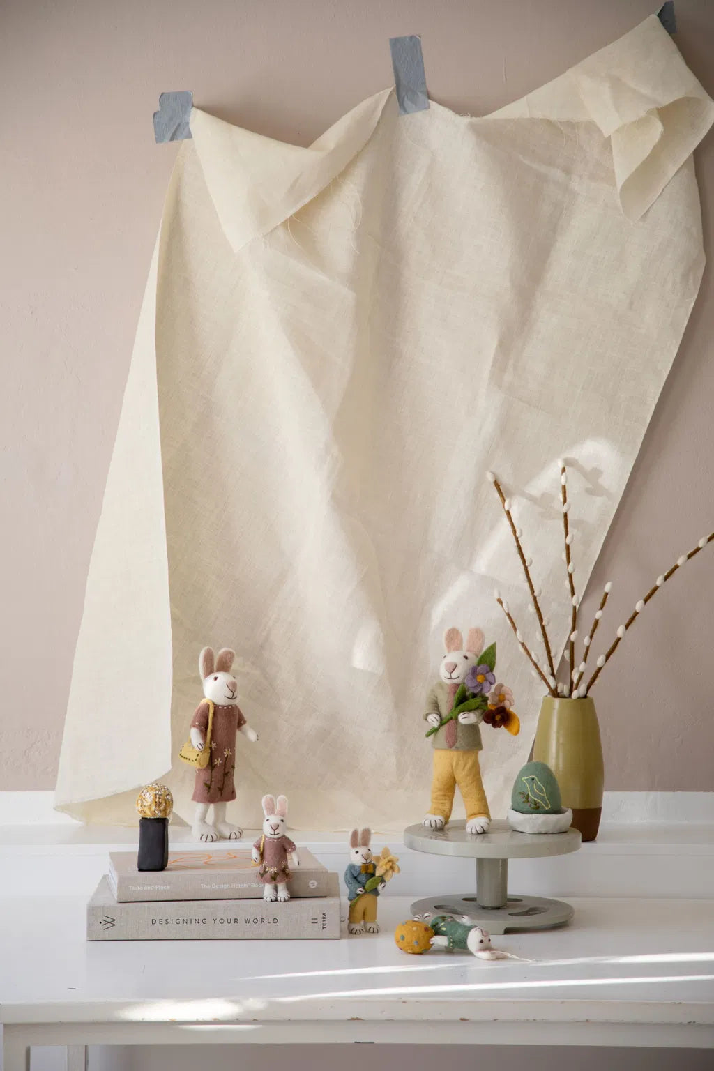 Petit lapin blanc avec cravate et fleurs - Boy — En Gry & Sif , Lyon