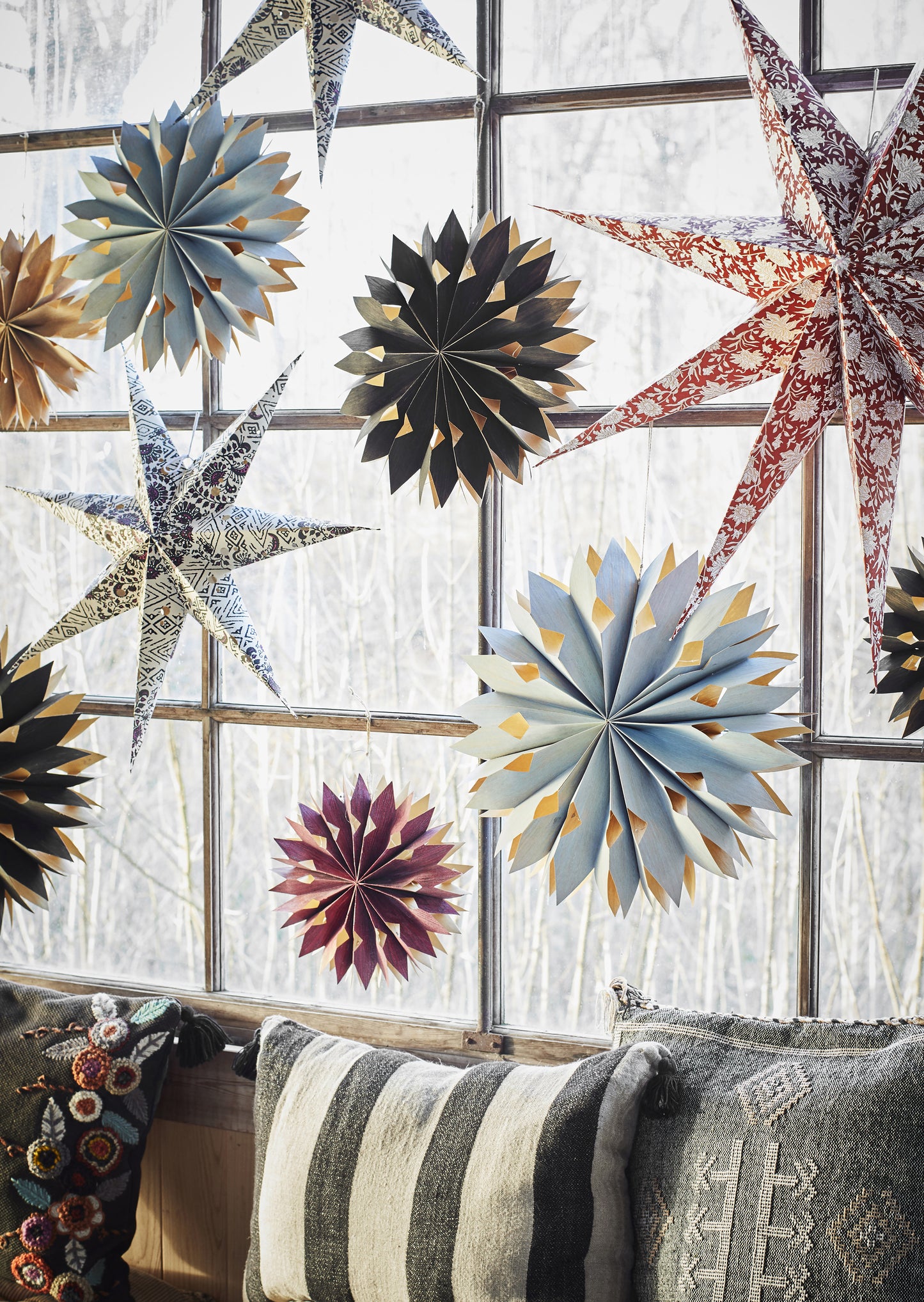 Etoile en papier lumineuse noire 30cm — Madam Stoltz , Lyon