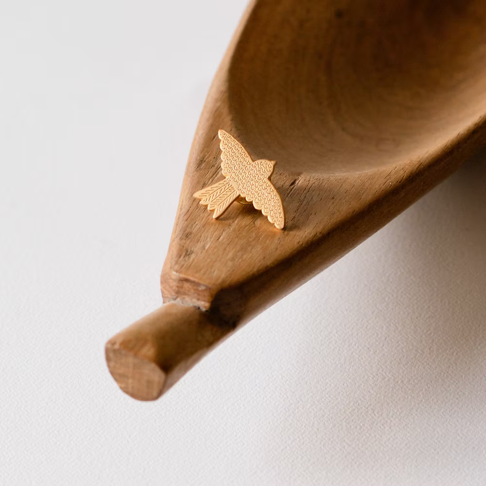 Pin's Oiseau Malia doré — Poussière des rues , Lyon