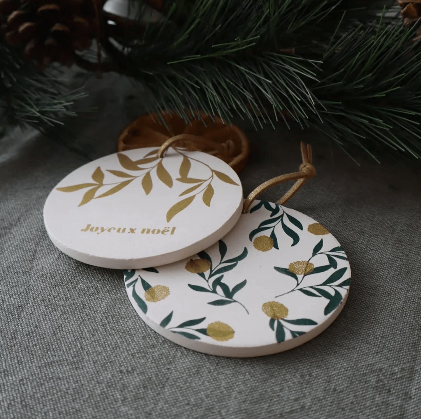 Médaillon Joyeux Noël feuillage doré — Poussière des rues , Lyon