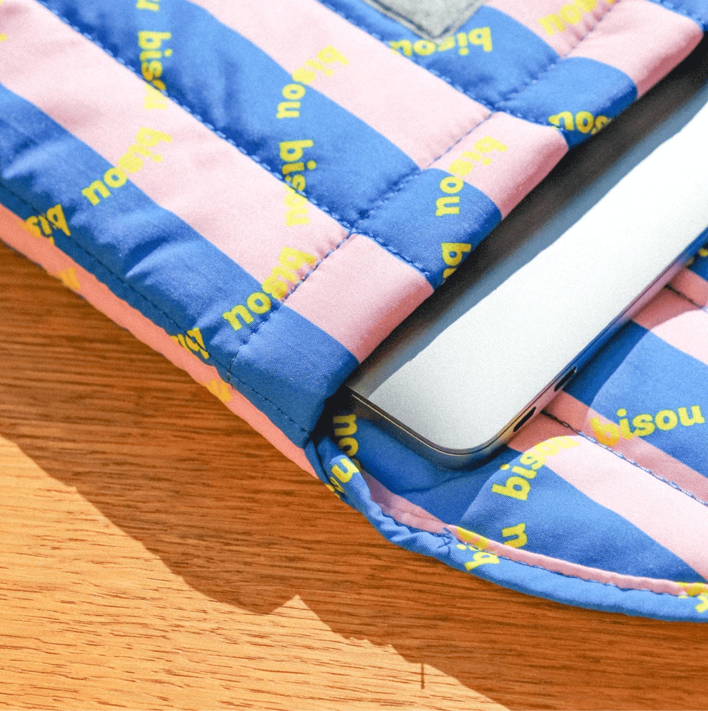 Housse d'ordinateur rayures Bisou — Mathilde Cabanas , Lyon