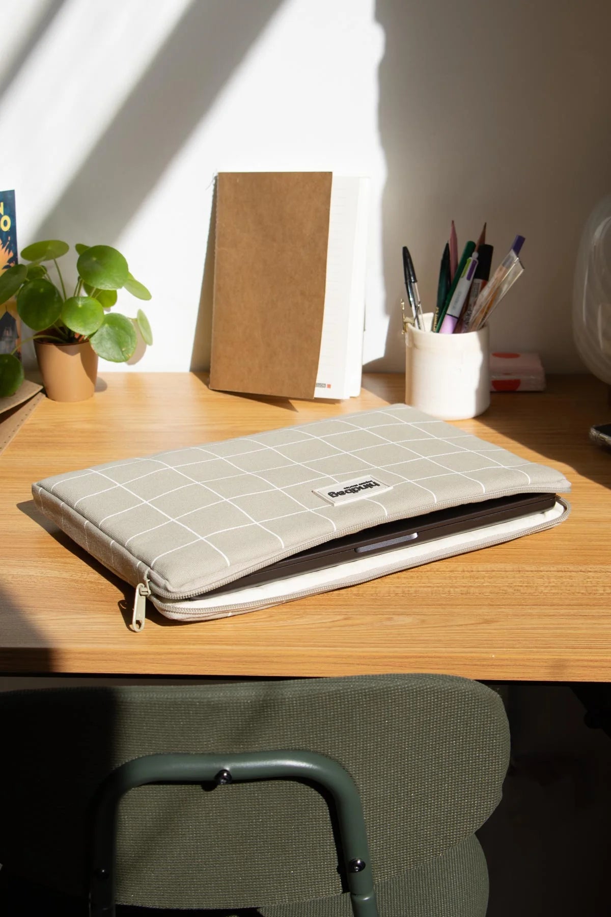 Housse d'ordinateur Ava S - Carreaux vert argile/blanc — Hindbag , Lyon