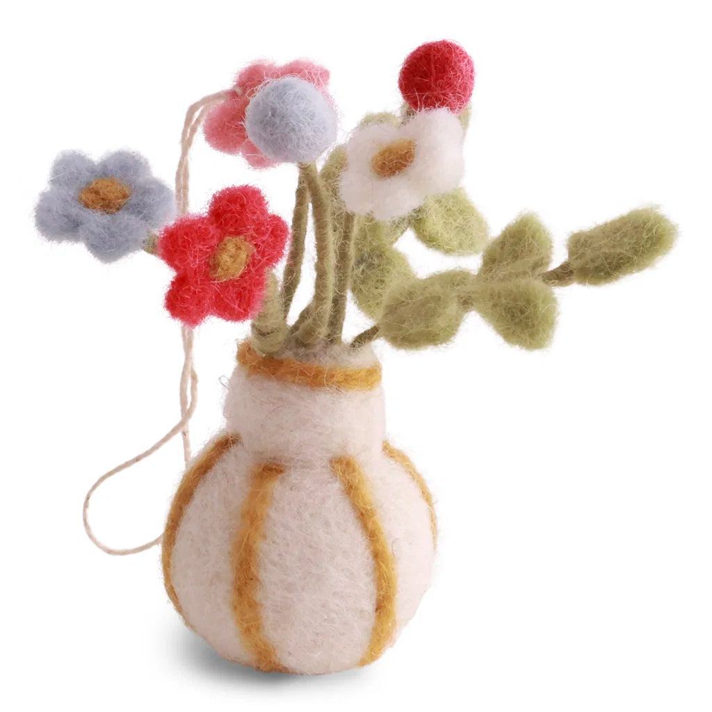 Vase blanc à rayures jaunes avec des fleurs