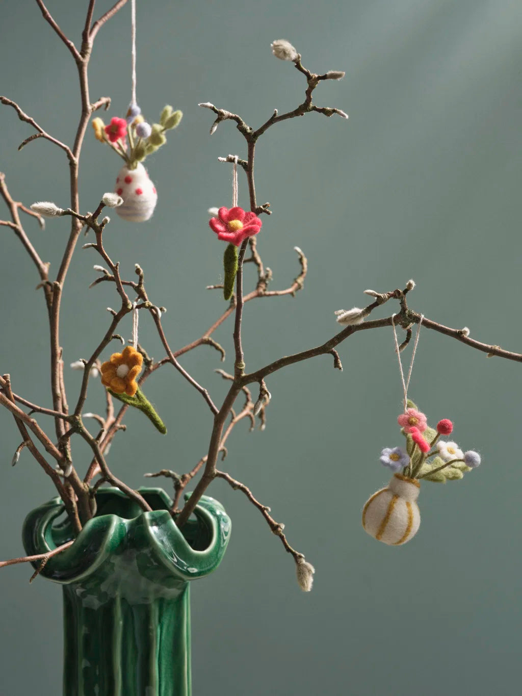 Vase blanc à rayures jaunes avec des fleurs