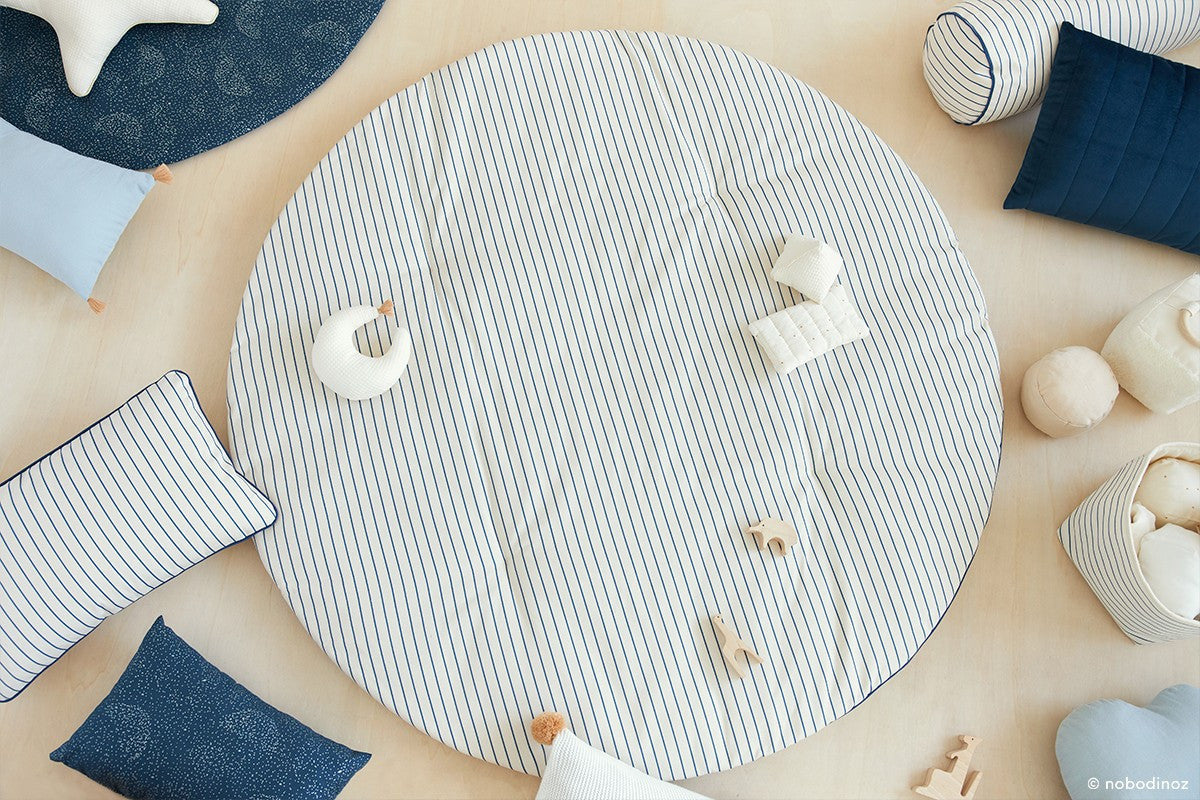 Tapis de jeu rond Fluffy - Rayé bleu/naturel