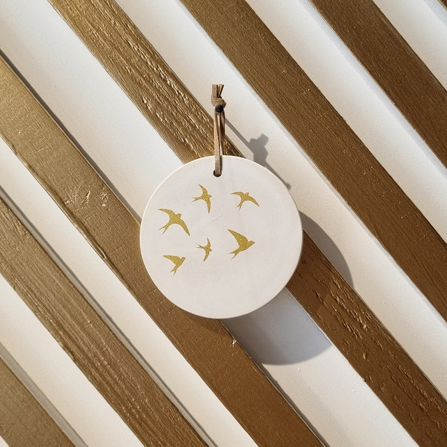 Médaillon Hirondelles dorées — Poussière des rues , Lyon