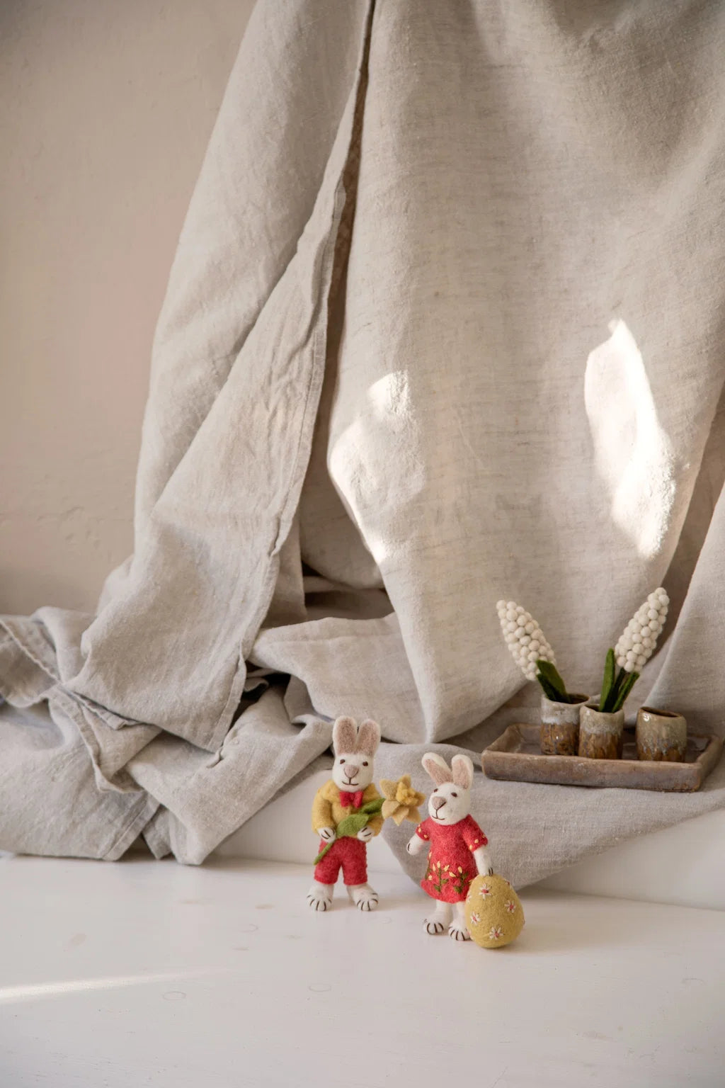Lapin blanc avec veste jaune et jonquille
