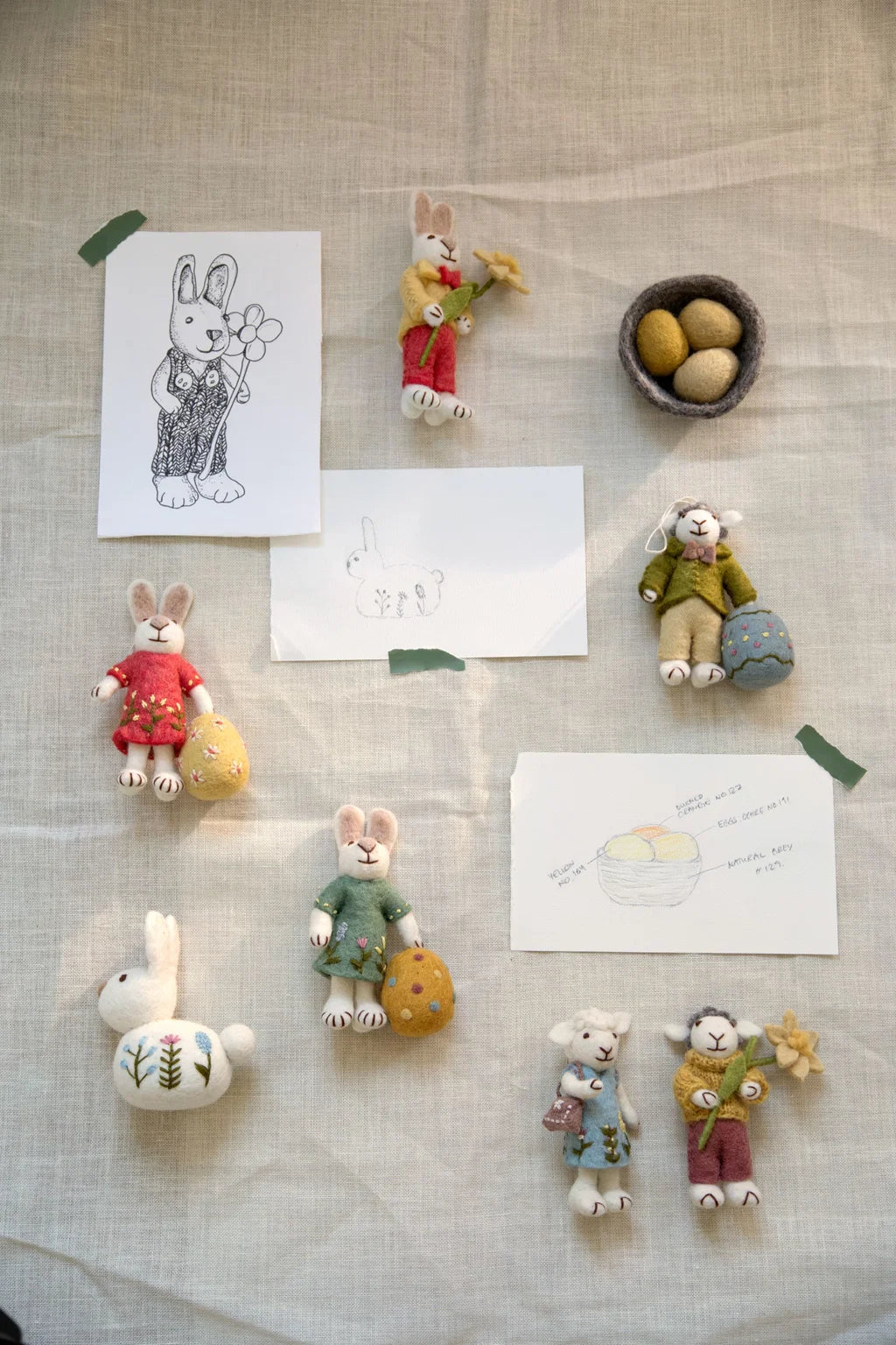 Lapin blanc avec veste jaune et jonquille