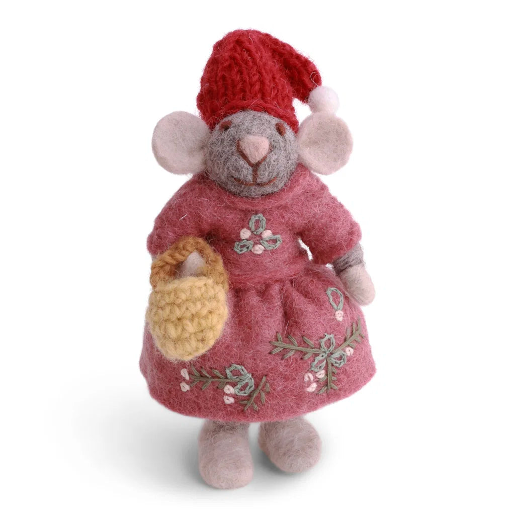 Petite souris grise avec sa robe rose et son sac jaune