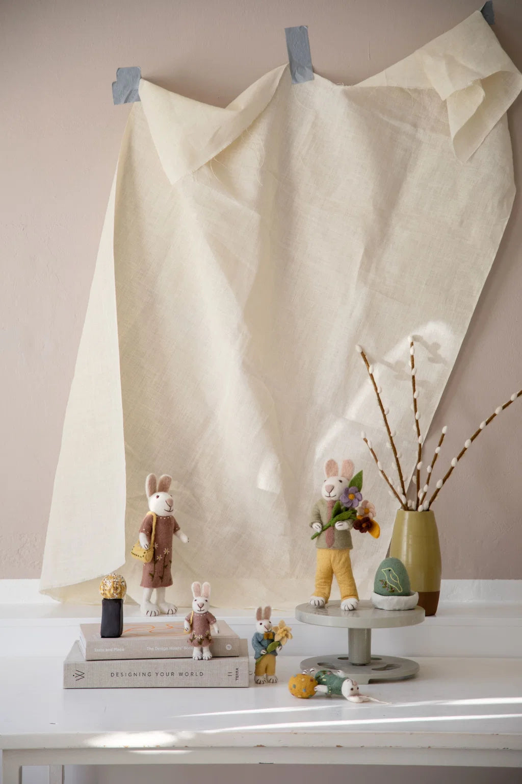 Petit lapin blanc avec robe lavande et sac jaune