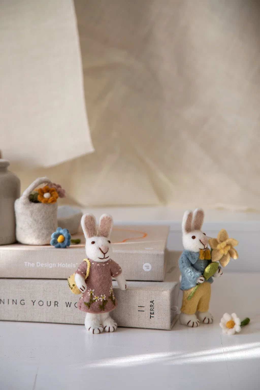 Petit lapin blanc avec robe lavande et sac jaune