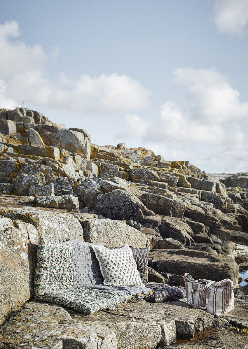 Matelas fleurs vertes, pointillés noirs - 60x100cm — Madam Stoltz , Lyon