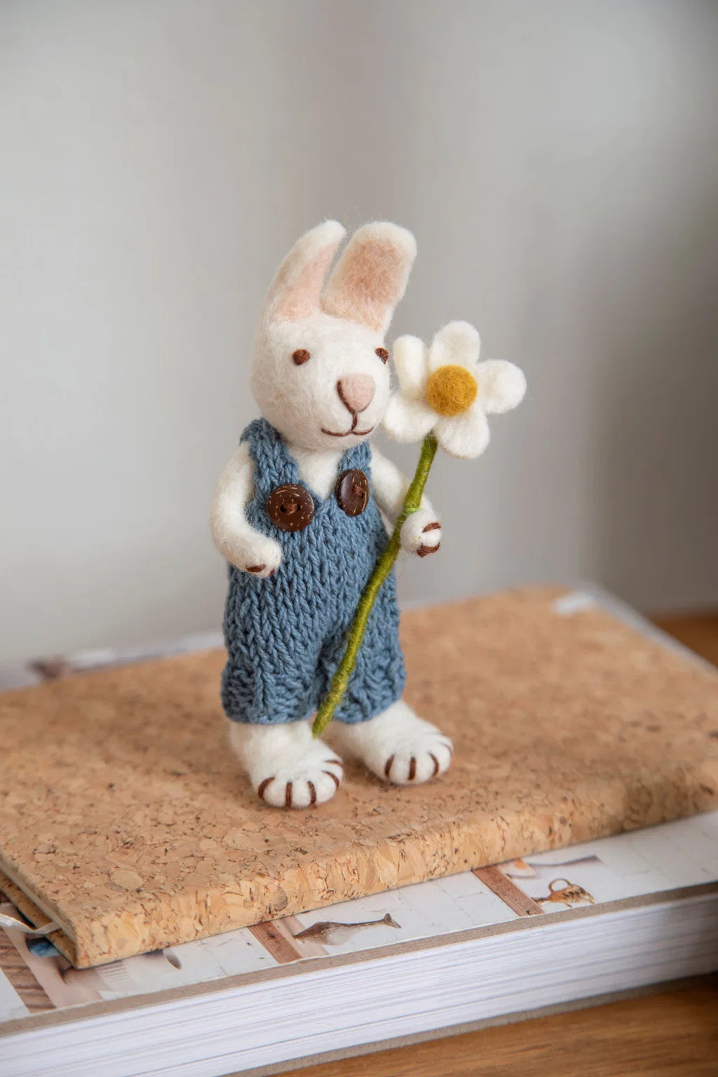 Lapin blanc avec salopette bleue et marguerite