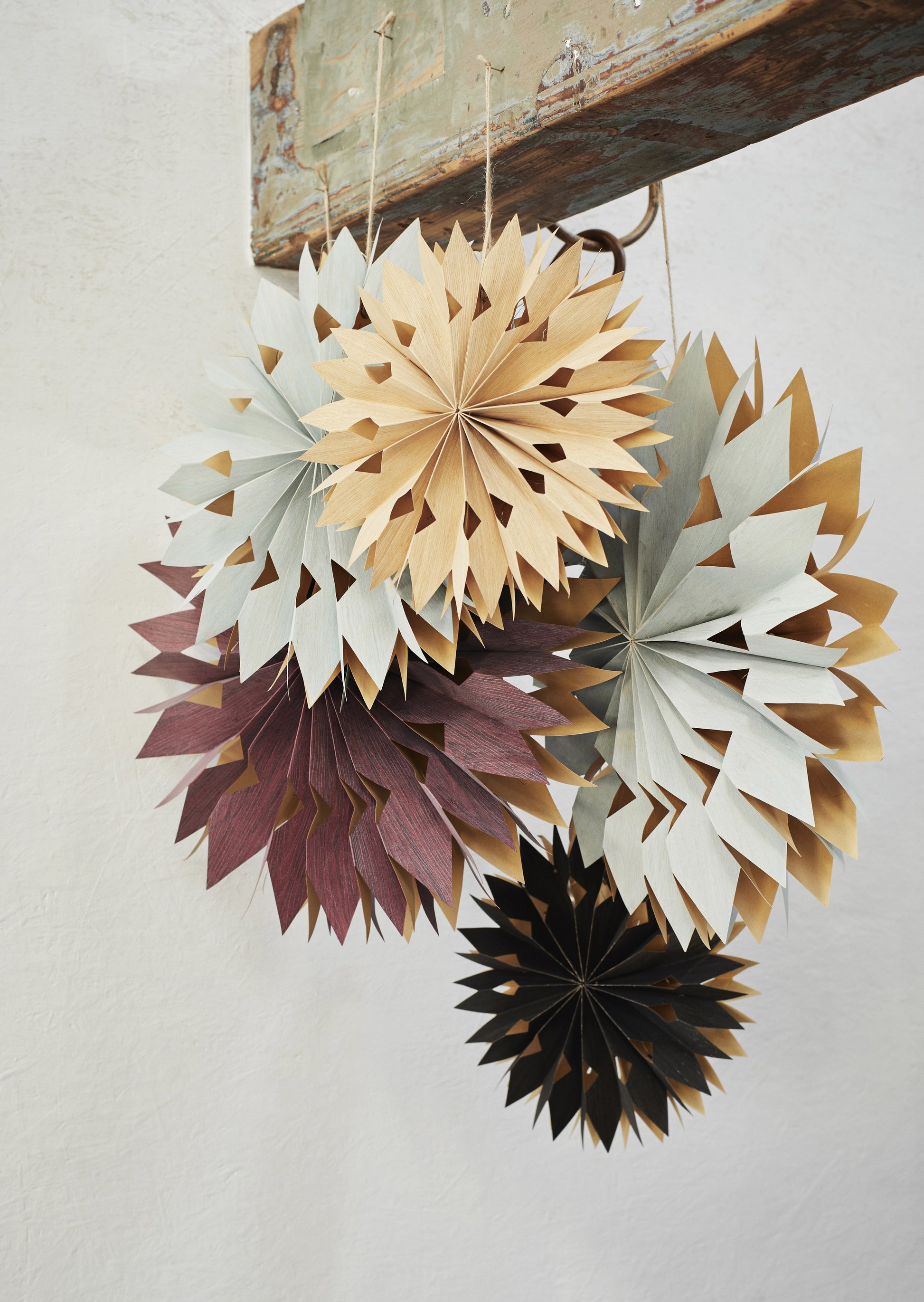 Etoile en papier lumineuse noire 30cm