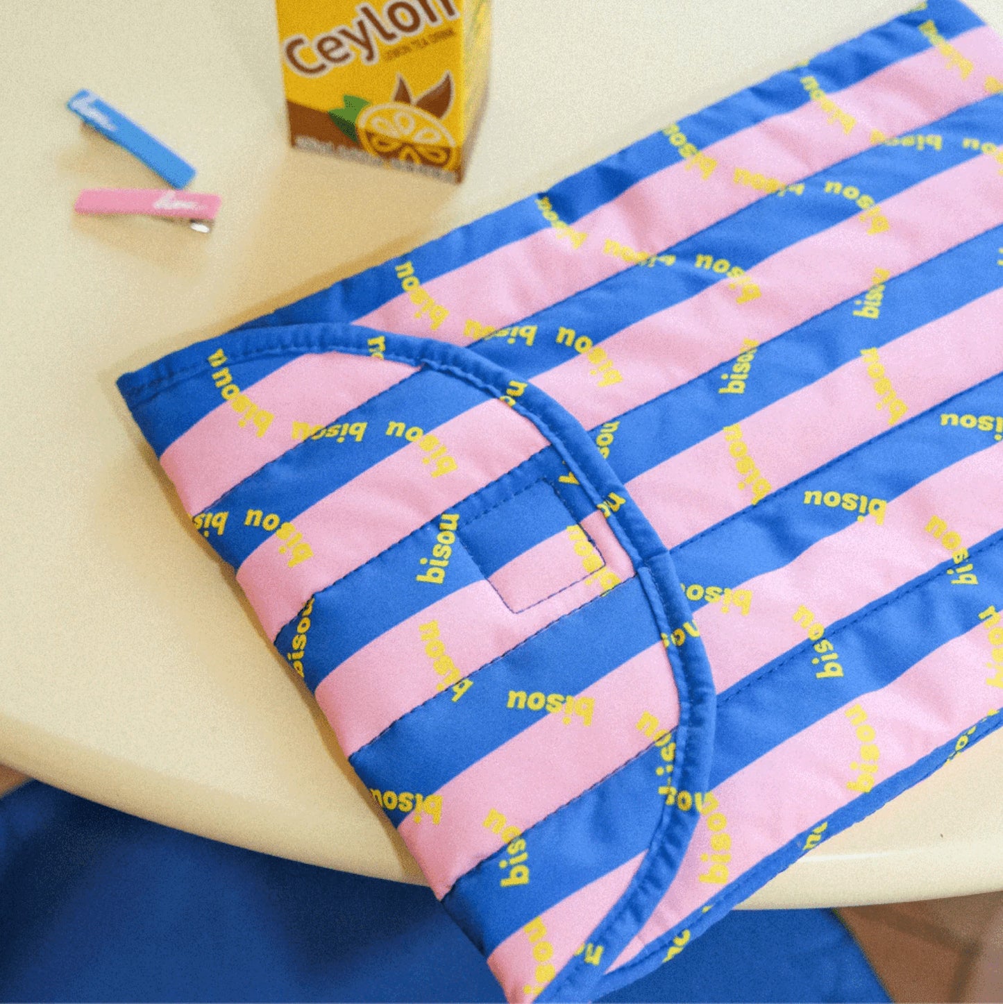 Housse d'ordinateur rayures Bisou — Mathilde Cabanas , Lyon