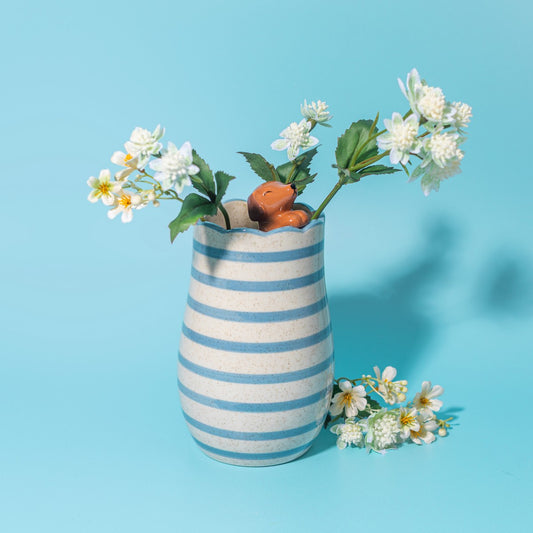Vase peeking - Sausage dog