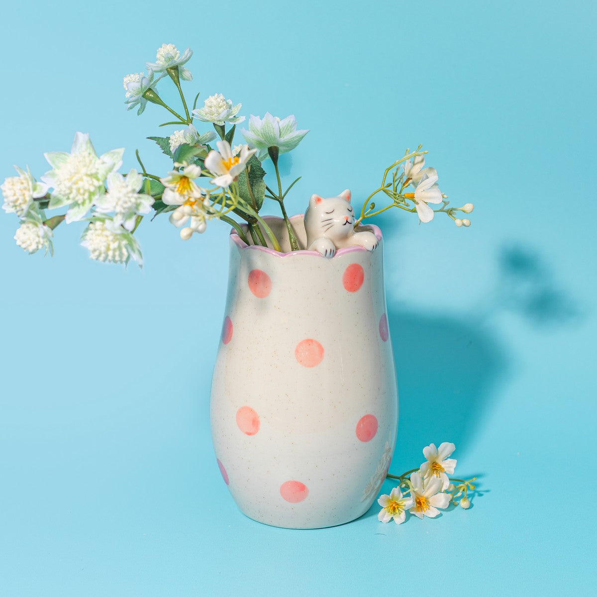 Vase peeking - Cat