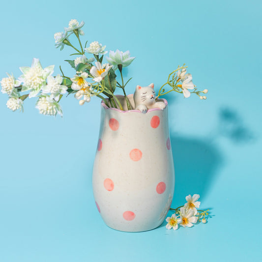 Vase peeking - Cat