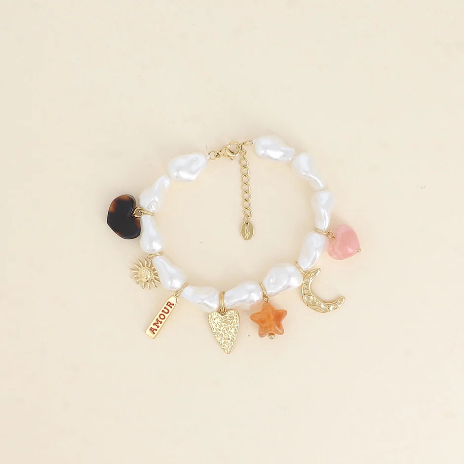 Bracelet Solia - perles en résine blanche, coeurs, soleil, plaquette AMOUR en émail, étoile et lune