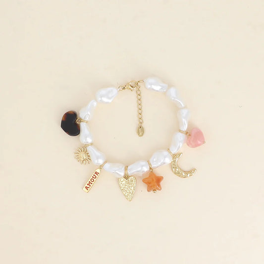 Bracelet Solia - perles en résine blanche, coeurs, soleil, plaquette AMOUR en émail, étoile et lune