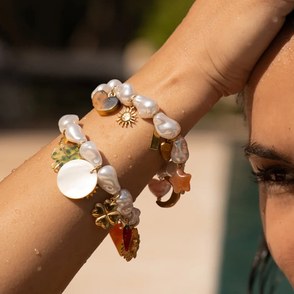 Bracelet Solia - perles en résine blanche, coeurs, soleil, plaquette AMOUR en émail, étoile et lune