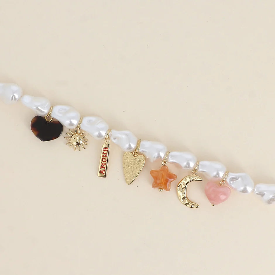 Bracelet Solia - perles en résine blanche, coeurs, soleil, plaquette AMOUR en émail, étoile et lune