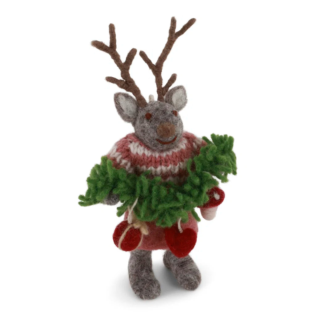 Cerf gris avec sa guirlande