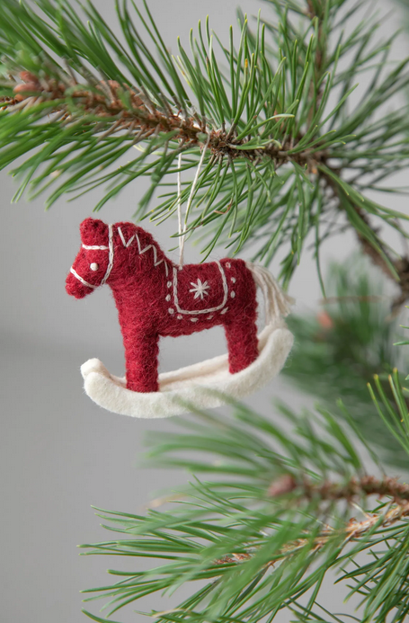 Cheval rouge à bascule