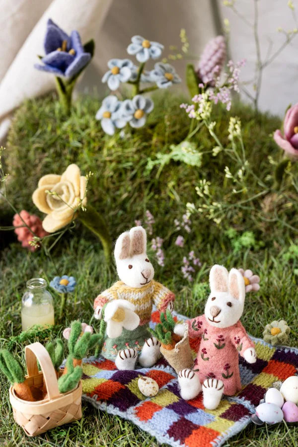 Petit lapin blanc girly avec un panier de carottes — En Gry & Sif , Lyon