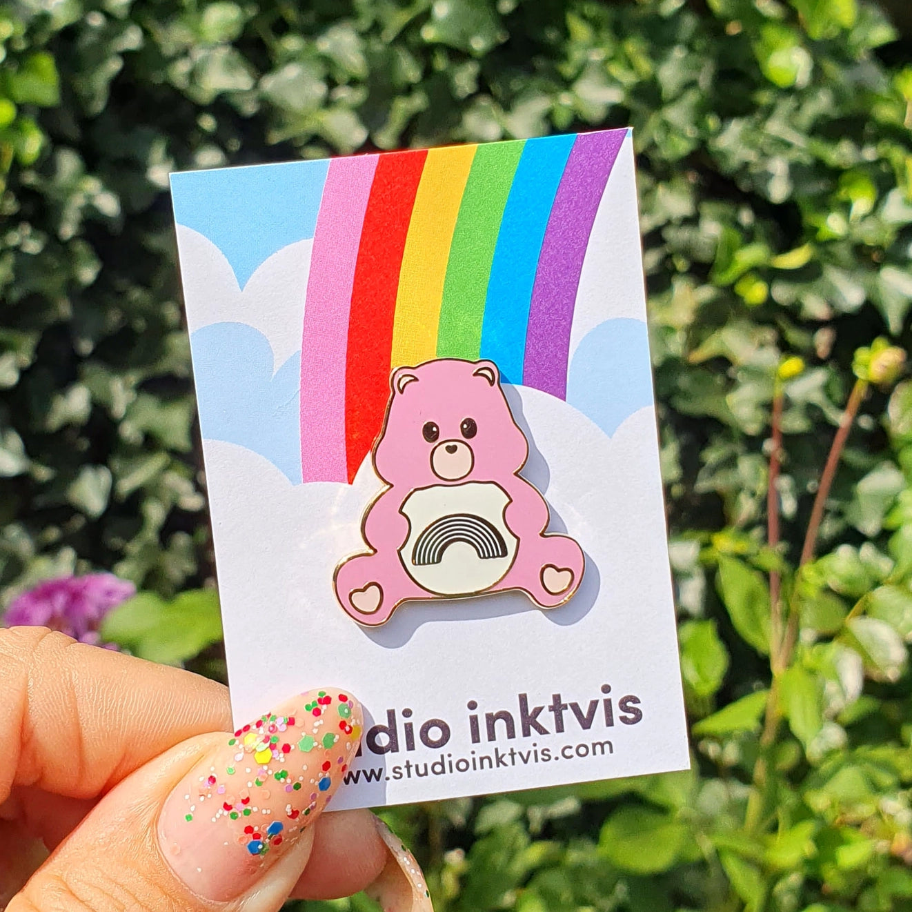 Pins Bear rose