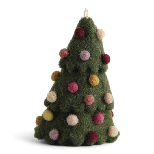 Sapin vert avec boules multico