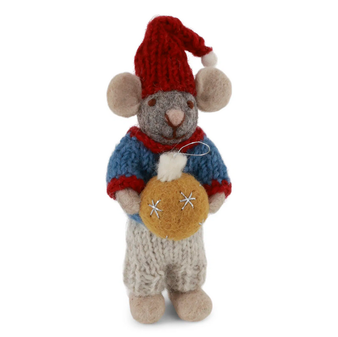 Souris grise avec sa boule de noël